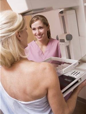 la mammographie est réalisée grâce à un mammographe. 