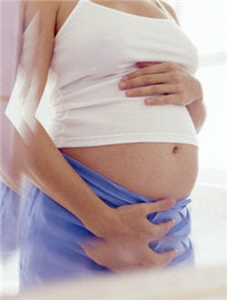 les grossesses avant 14 ans et après 55 ans restent exceptionnelles. 