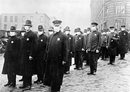 En décembre 1918, à Seattle, des policiers américains protégés par des masques